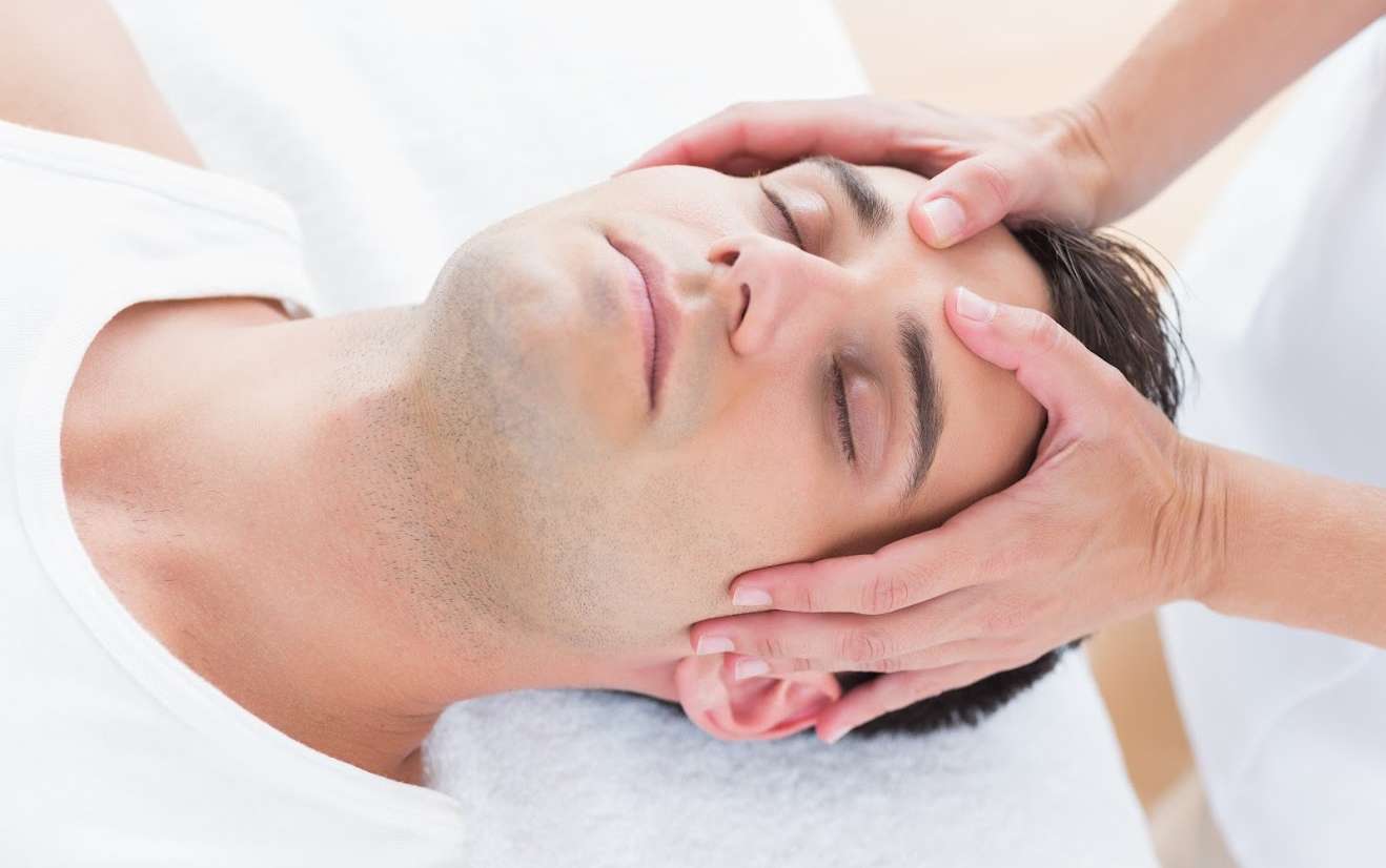 نقش ماساژ در کاهش افکار منفی و افزایش خودآگاهی