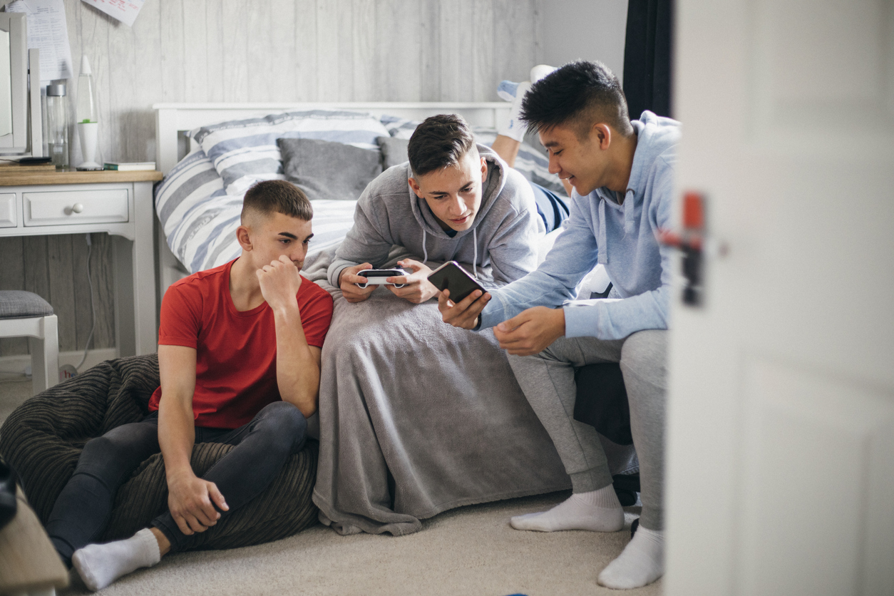 چگونه MCT به بهبود روابط اجتماعی کمک می‌کند؟