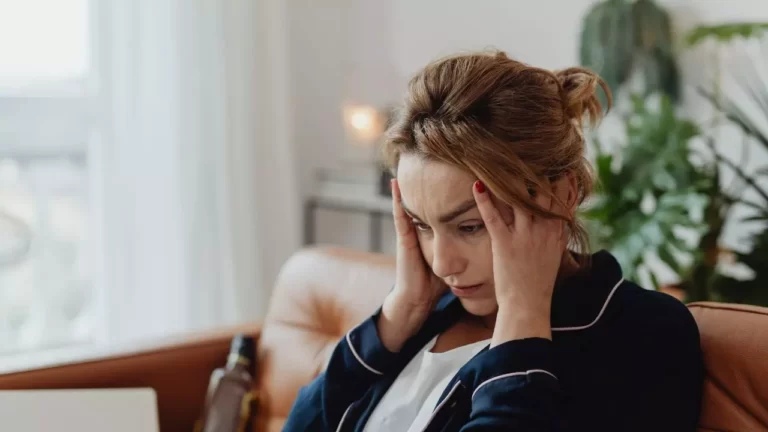 تأثیر رویدادهای منفی بر رضایت از زندگی در زنان