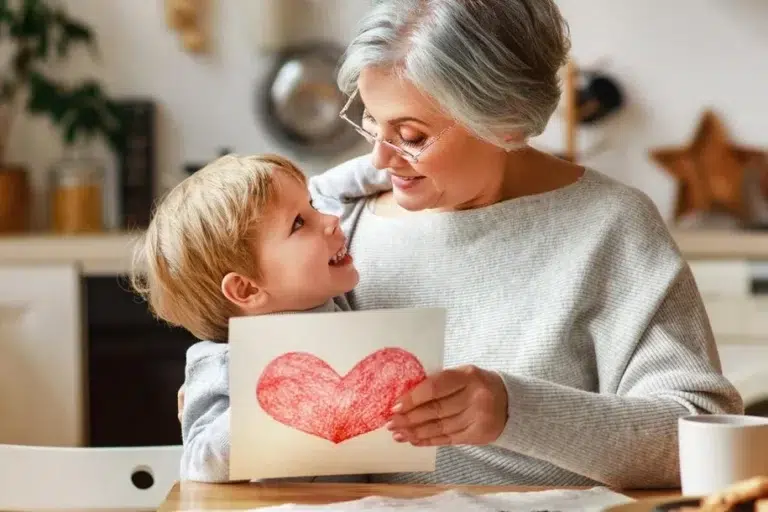 ارتقای سلامت جسمی سالمندان با مراقبت از نوه‌ها